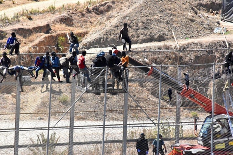 الحكومة المحلية لمدينة سبتة المحتلة تنتظر التوصل بقرار المغرب للسماح لـ286 مغربيا عالقا بالعودة