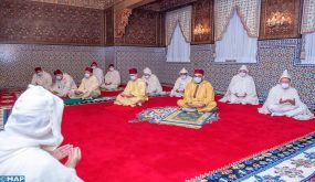 أمير المؤمنين يؤدي صلاة عيد الفطر المبارك