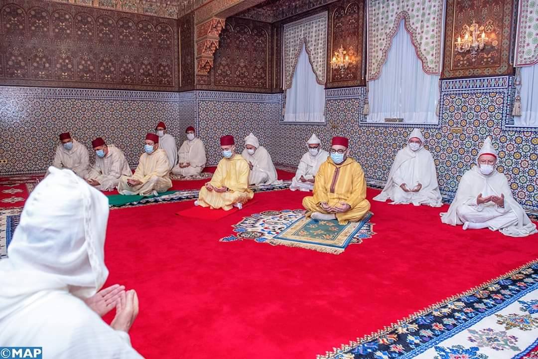 أمير المؤمنين يؤدي صلاة عيد الفطر المبارك