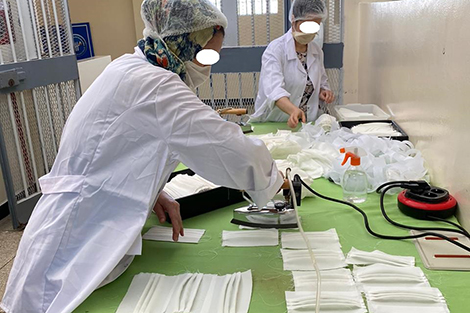 السجناء يصنعون 20 ألف كمامة واقية من “كورونا” بالمغرب