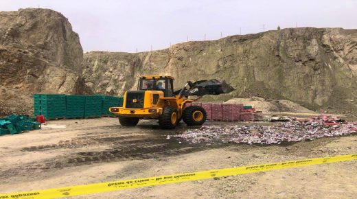 إتلاف كميات كبيرة من الخمور المغشوشة والمهربة المكتشفة بحملة “الأيادي النظيفة” للأمن بمراكش