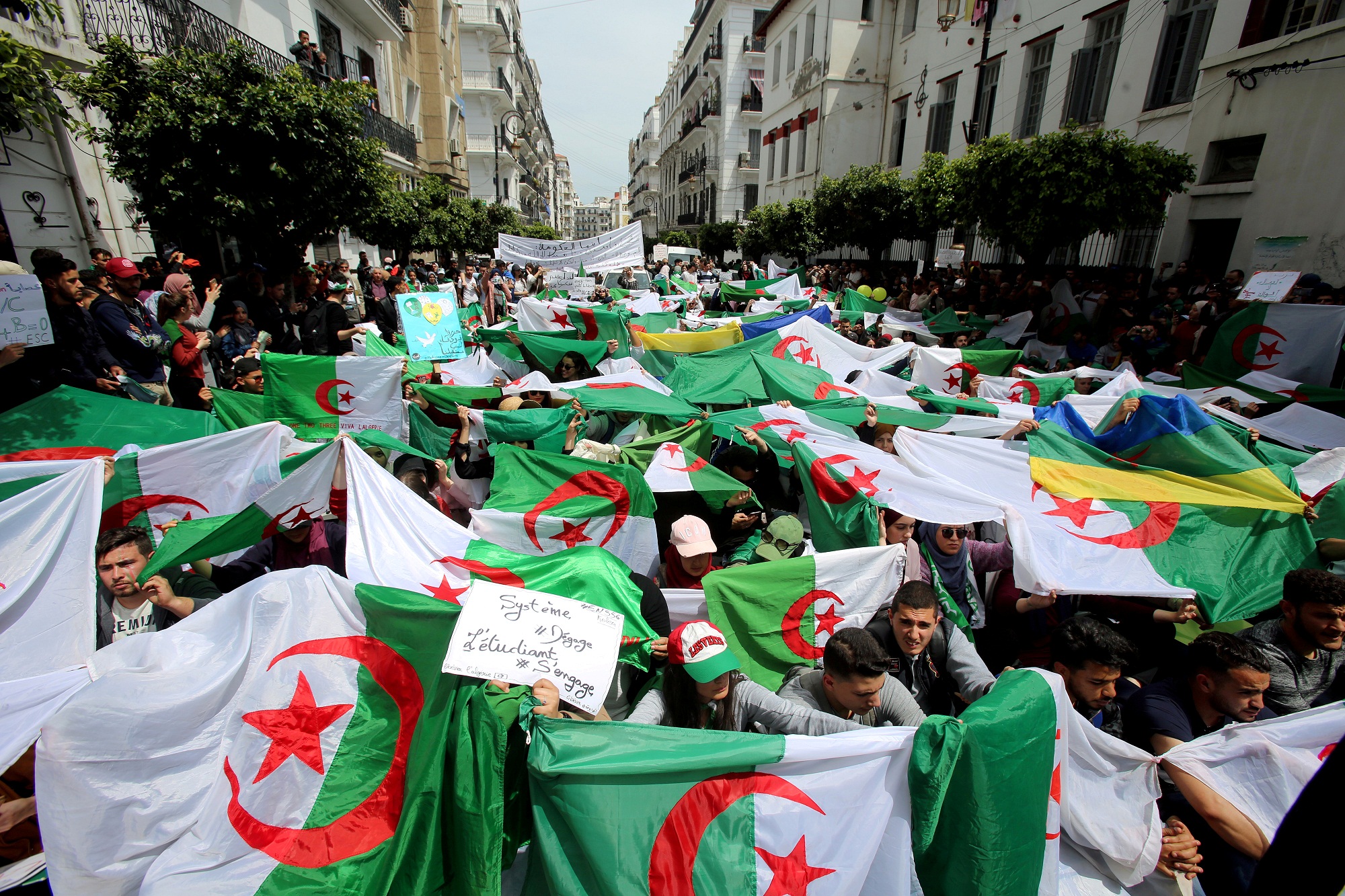 ديمقراطية الجزائر الانتخابات مضمونة النتائج الجيش والشرطة و الداخلية والموظفون يوفرون الأصوات اللازمة
