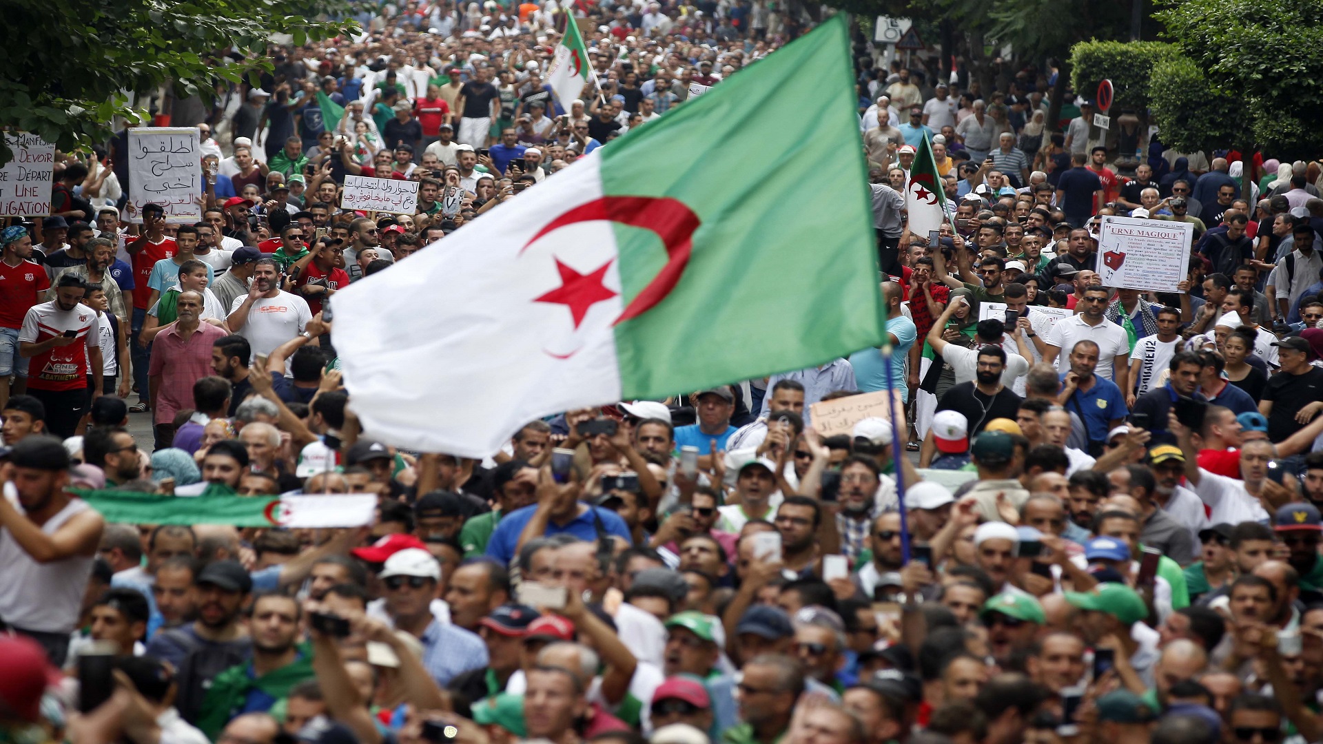 الشعب الجزائري بدأ يضيق بالبوليساريو : ” حرام تاكلو دراهمنا لمدة 45 سنة “