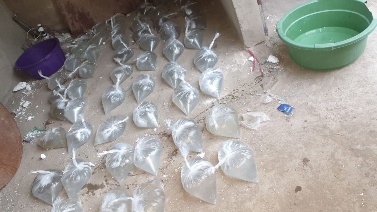 حجز 280 لتر من مسكر ماء الحياة معبأة داخل أكياس معدة للبيع بمراكش
