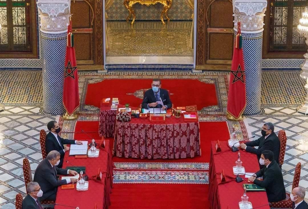 جلالة الملك يترأس مجلسا وزاريا. جلالته استفسر لفتيت عن حادث طنجة المأساوي وآيت الطالب عن حملة التلقيح ضد (كوفيد ـ19) وأخنوش عن الوضعية الفلاحية