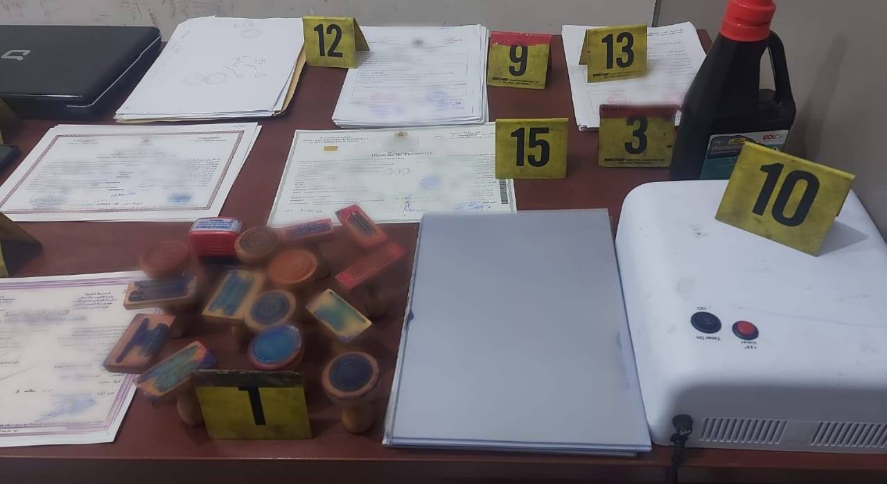 “الديستي” يقود أمن برشيد للإطاحة بشخص “يزور” شواهد دراسية ويعرضها للبيع في مواقع التواصل الاجتماعي
