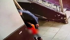 كاميرا مراقبة ترصد لحظة تحرش رجل بطفلة صغيرة يثير صدمة في مصر.. واحتفاء ببطولة سيدة تصدت له