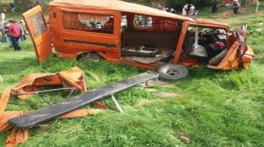 مصرع فتاة وإصابة 16 آخرين في حادثة سير ناجمة عن سقوط سيارة كبيرة للنقل بمنحدر بوزان