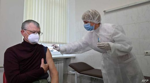 A man receives a dose of the Oxford/AstraZeneca vaccine against the coronavirus disease, marketed under the name Covishield and produced in India, at an outpatient clinic in Kiev on April 7, 2021. - Ukraine on April 7, 2021, registered another record number of coronavirus deaths and hospitalisations, with officials warning the situation is "critical". The government on April 7 reported 481 deaths in the previous day and 5,587 people taken to hospital, both the highest figures recorded since the start of the pandemic. (Photo by Genya SAVILOV / AFP)
