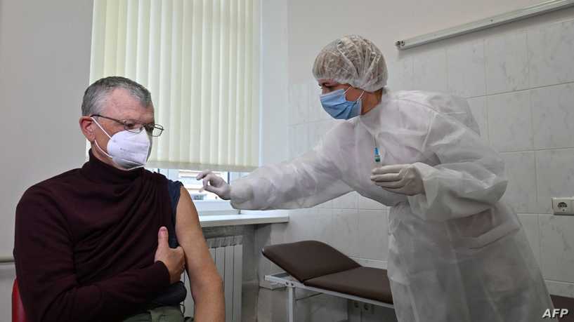 A man receives a dose of the Oxford/AstraZeneca vaccine against the coronavirus disease, marketed under the name Covishield and produced in India, at an outpatient clinic in Kiev on April 7, 2021. - Ukraine on April 7, 2021, registered another record number of coronavirus deaths and hospitalisations, with officials warning the situation is "critical". The government on April 7 reported 481 deaths in the previous day and 5,587 people taken to hospital, both the highest figures recorded since the start of the pandemic. (Photo by Genya SAVILOV / AFP)