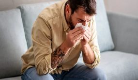كيف نميز بين أعراض “أوميكرون” ونزلات البرد؟