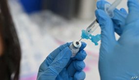 A healthcare worker fills a syringe with Pfizer Covid-19 vaccine at a community vaccination event in a predominately Latino neighborhood in Los Angeles, California, August 11, 2021. - All teachers in California will have to be vaccinated against Covid-19 or submit to weekly virus tests, Governor Gavin Newsom announced on August 11, as authorities grapple with exploding infection rates. The number of people testing positive for the disease has surged in recent weeks, with the highly infectious Delta variant blamed for the bulk of new cases. (Photo by Robyn Beck / AFP)