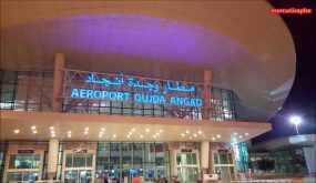 هلع وسط ركاب طائرة بعد اشتعال النيران في إحدى عجلاتها أثناء استعدادها للهبوط بمطار وجدة (فيديو)