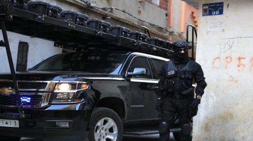 تفاصيل تدخل “البسيج” بطنجة الذي أجهض مخططا إرهابيا وشيك التنفيذ.. ضبط قنينات غاز وسوائل كيماوية بعد إيقاف 5 بينهم الأمير المزعوم للخلية  