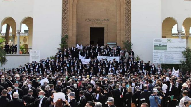 المحامون يتمسكون برفض الإدلاء بـ “الجواز الصحي” لولوج المحاكم