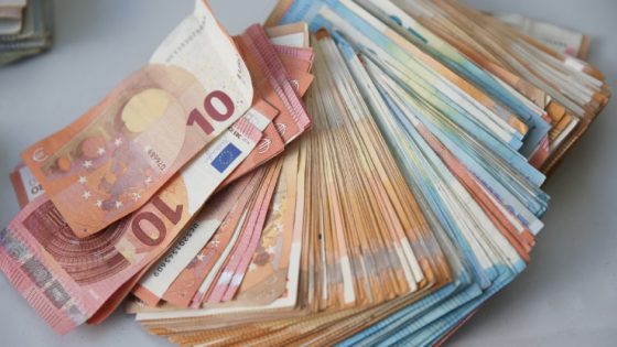 ارتفاع تحويلات المغاربة المقيمين بالخارج إلى 92.73 مليار درهم