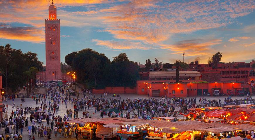 ساحة جامع الفنا بمراكش.. حركة سياحية نشطة تزداد وتيرتها مع اقتراب احتفالات رأس السنة الجديدة