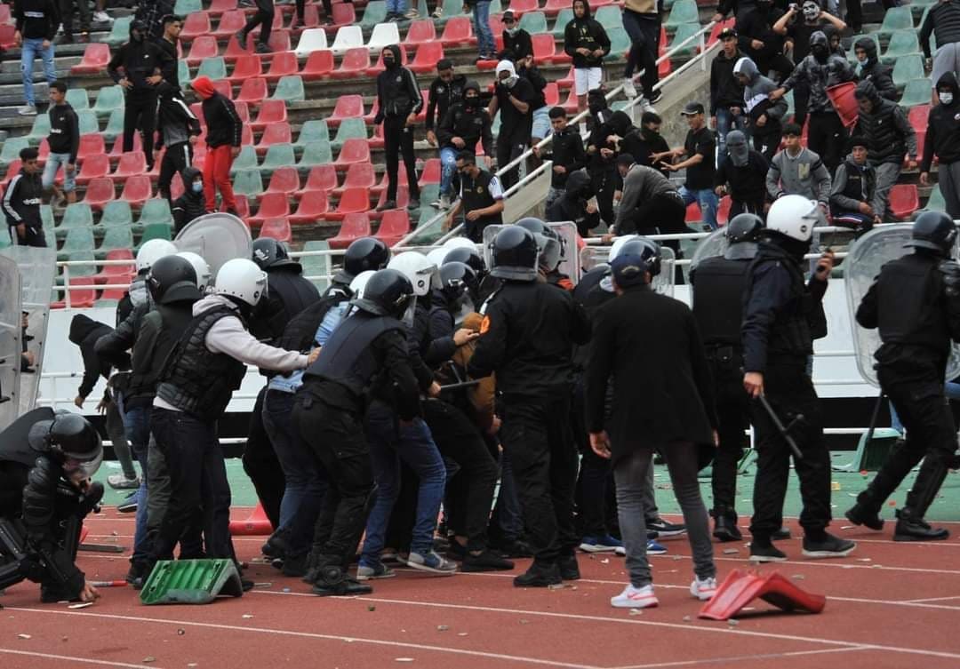 أحداث مباراة الجيش الملكي والمغرب الفاسي تعيد ظاهرة الشغب في الملاعب إلى الواجهة