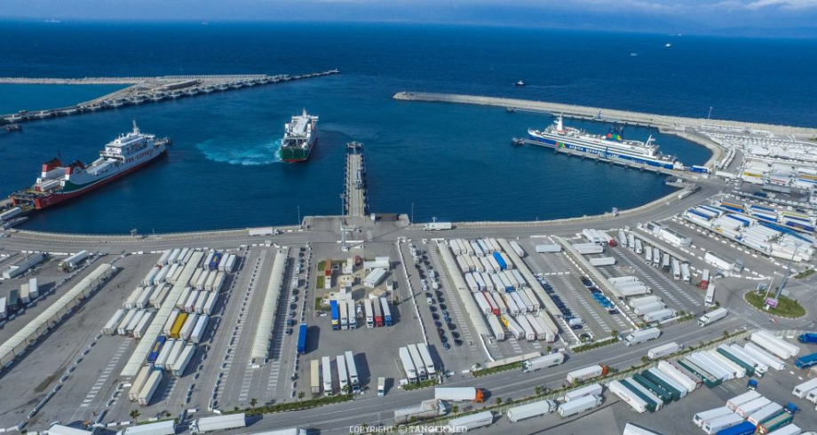 اصطدام بين باخرة وزورق سريع بالقرب من ميناء طنجة المتوسط