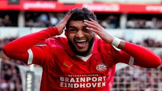 الدوري الهولندي.. أيندهوفن يفوز على فينورد 1-2 والصيباري يهدف