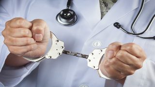 توقيف طبيبة ومستخدمة بعيادة خاصة في مكناس لتورطهما في ترويج أدوية مهربة