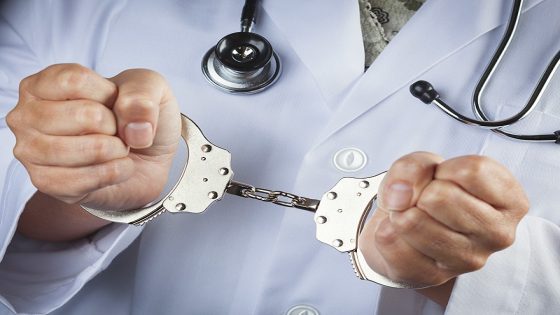 توقيف طبيبة ومستخدمة بعيادة خاصة في مكناس لتورطهما في ترويج أدوية مهربة
