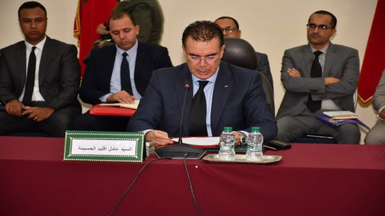 عامل إقليم الحسيمة حسن زيتوني خلال ترأسه إجتماعا