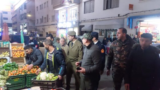 يتقدمهم العامل حسن الزيتوني السلطة المحلية بمدينة الحسيمة تجوب الشوارع و الأزقة لتحرير الملك العمومي ( آش24)