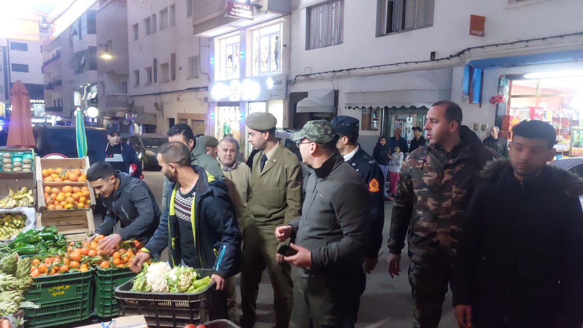 يتقدمهم العامل حسن الزيتوني السلطة المحلية بمدينة الحسيمة تجوب الشوارع و الأزقة لتحرير الملك العمومي ( آش24)