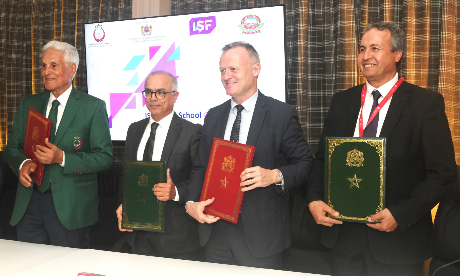 شكيب بنموسى يوقع مذكرة تفاهم لتنظيم بطولة العالم المدرسية للجولف ببلادنا لسنوات 2025 و2026 و2028