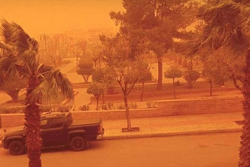زخات رعدية مع تطاير للغبار في عدة مدن
