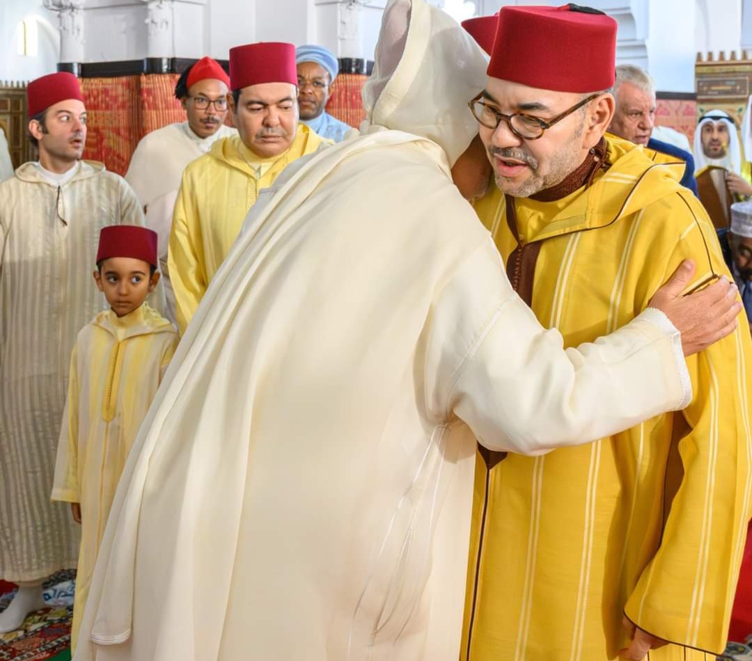 أمير المؤمنين يؤدي صلاة عيد الفطر بالمسجد المحمدي بالدار البيضاء ويتقبل التهاني بهذه المناسبة السعيدة