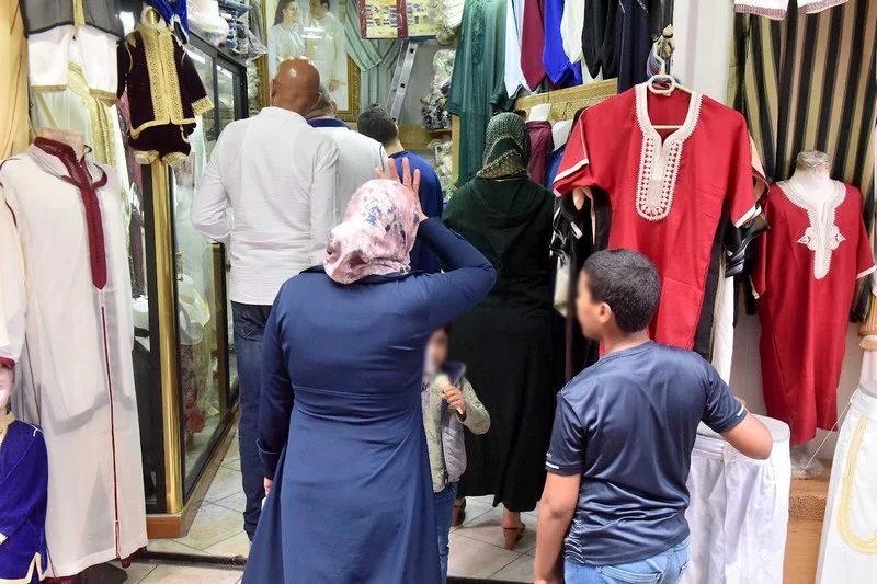 الدار البيضاء.. اقتناء ملابس العيد، تقليد أصيل وانتعاشة للدورة الاقتصادية