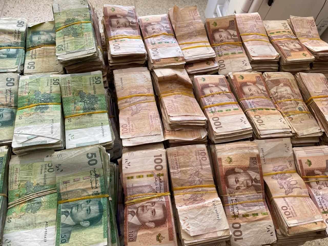 طنجة.. توقيف شخص بحوزته 5 كيلوغرامات من الكوكايين وضبط مبالغ مالية مهمة من متحصلات الاتجار في المخدرات