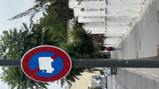 علامات منع التوقف على الشاحنات بشارع ابن تاشفين بداية راحة للساكنة و جزر قانوني لسائقي الشاحنات المخالفين