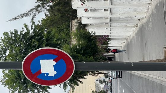 علامات منع التوقف على الشاحنات بشارع ابن تاشفين بداية راحة للساكنة و جزر قانوني لسائقي الشاحنات المخالفين