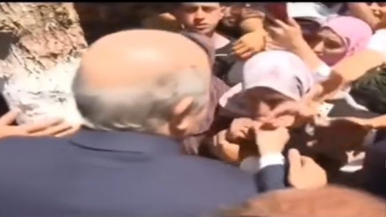 جزائر العجائب.. تقبيل أيادي تبون تثير السخرية