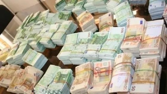 مراقبة المسافرين .. حجز عملات أجنبية دون تصريح مسبق بقيمة 105 ملايين درهم