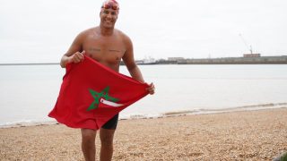حسن بركة أول سباح مغربي ينجح في عبور قناة المانش
