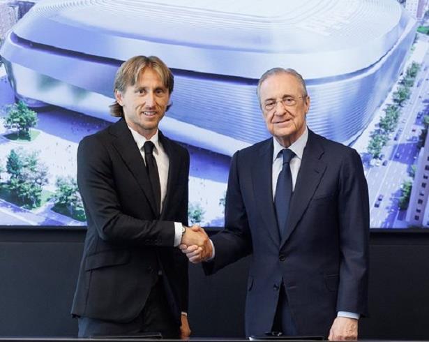 مودريتش يمدد عقده مع ريال مدريد