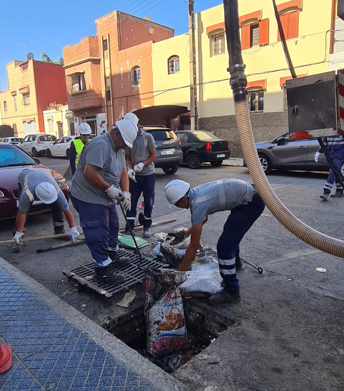 في إطار عملياتها الاستباقية استعدادا لموسم الأمطار.. فرق “ليدك تكثف مجهوداتها لتنظيف شبكة ومنشآت التطهير السائل بالحي الحسني