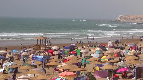 شاطئ “أكلو” بإقليم تزنيت.. قبلة مفضلة للاحتماء من قيظ الصيف