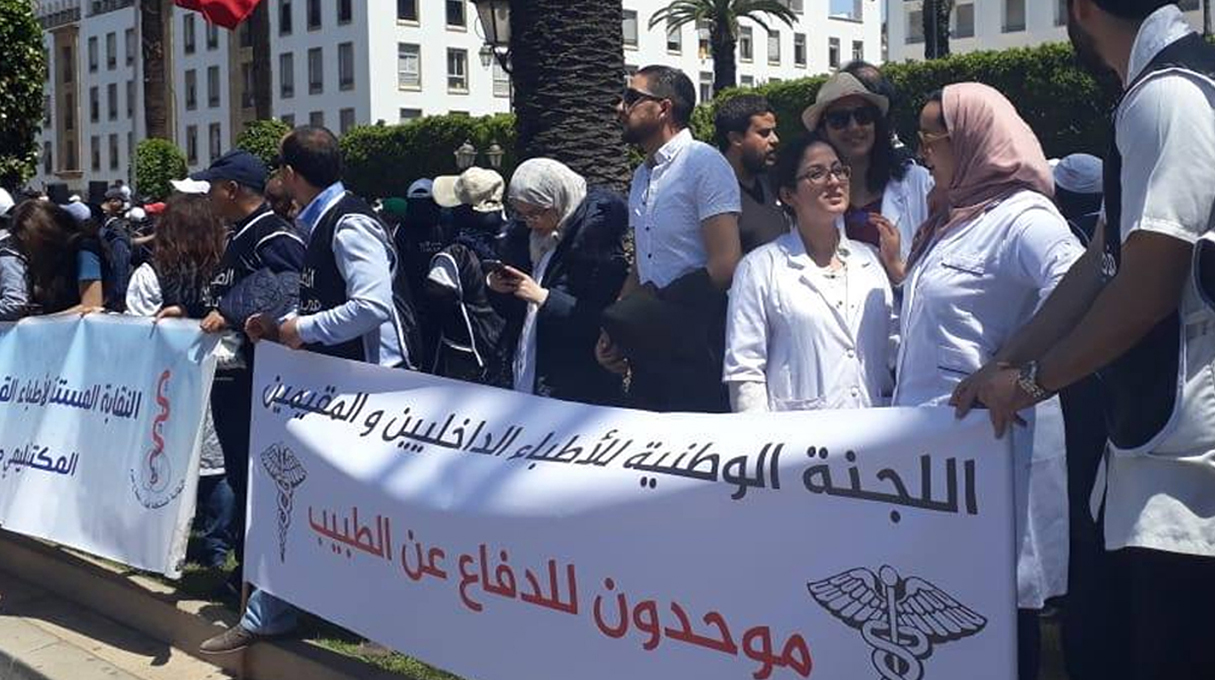 الأطباء الداخليون يضربون عن العمل احتجاجا على الانتهاكات التي تعرض لها طلبة الطب خلال الوقفة التضامنية