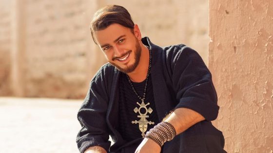 سعد لمجرد يشعل الحماس بأغنيته الجديدة “صفقة” ويطل بشعر أزرق صارخ