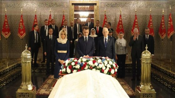 الرئيس الفرنسي إيمانويل ماكرون وزوجته يزوران ضريح محمد الخامس