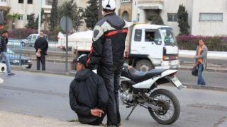 لتوقيف شخصين رفضا الامتثال مقدم شرطة يعمل بفرقة الدراجيين بمنطقة أمن الرحمة استخدام سلاحه الوظيفي