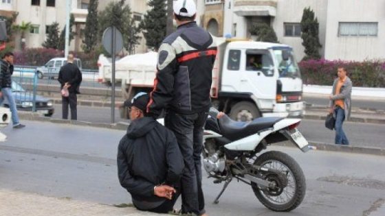 لتوقيف شخصين رفضا الامتثال مقدم شرطة يعمل بفرقة الدراجيين بمنطقة أمن الرحمة استخدام سلاحه الوظيفي