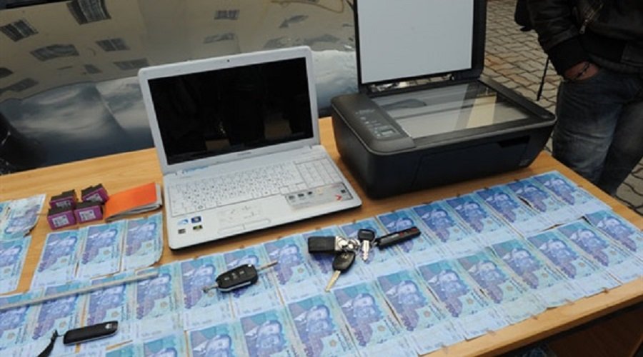 بمدينة سلا .. معلومة من الديستي طيحات شخص متلبس بحيازة 644 ورقة مالية مزيفة من فئتي 100 و200 درهما
