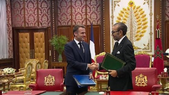 صاحب الجلالة الملك محمد السادس والرئيس الفرنسي إيمانويل ماكرون يوقعان بالرباط الإعلان المتعلق بالشراكة الاستثنائية الوطيدة بين المغرب وفرنسا