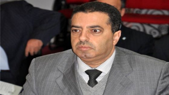العامل جمال خلوق يعطي تعليمات بإغلاق محل للوجبات السريعة تسبب في تسمم غذائي خطير بمدينة بيوكرى